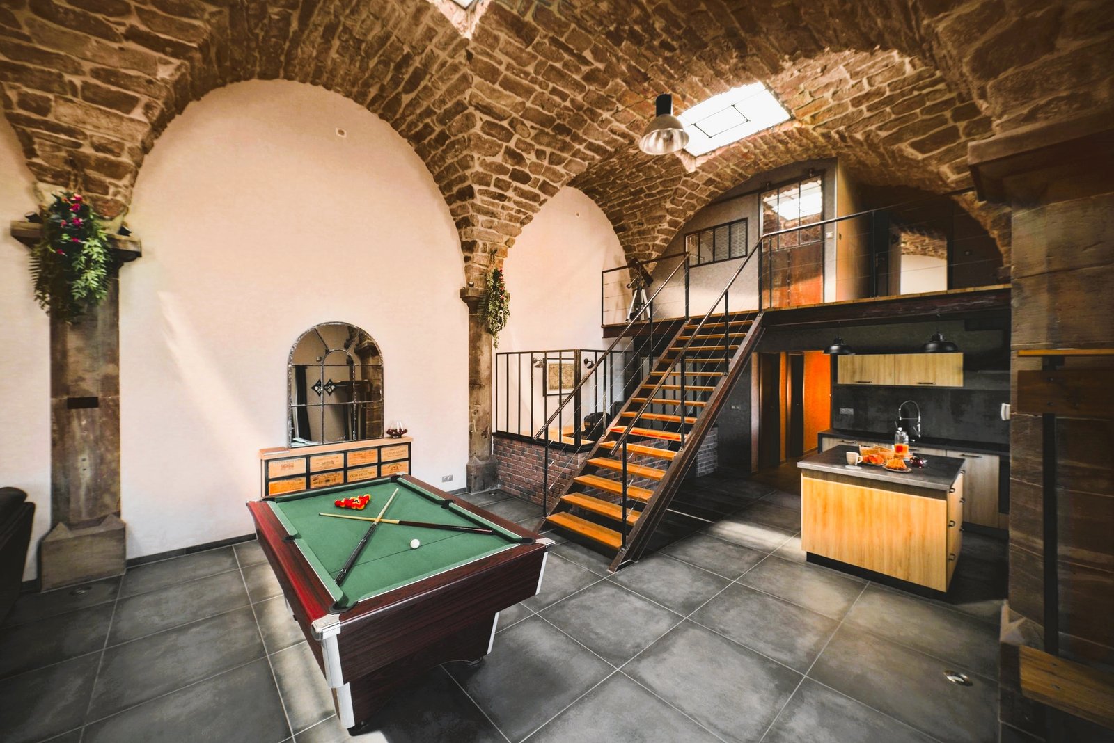 Grand salon avec billard de La Chapelle Industrielle à Issenheim