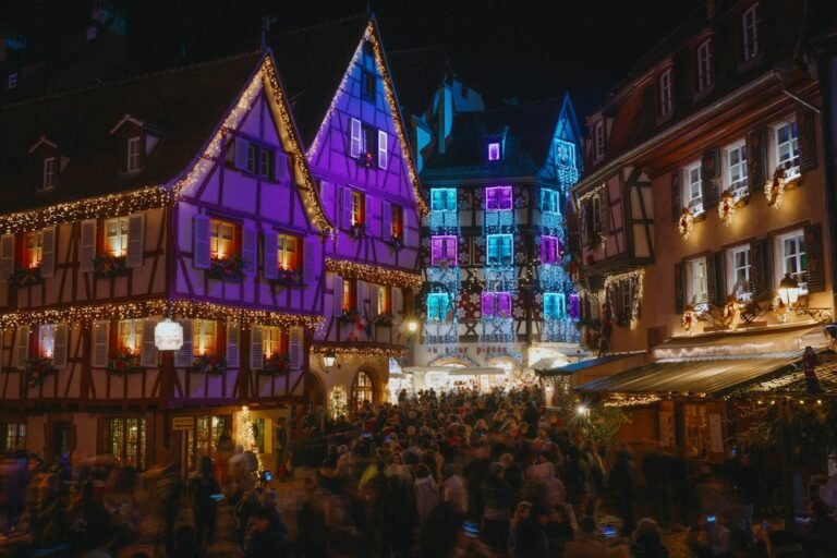 Rue de Colmar illuminée pour Noël avec visiteurs dans le centre historique