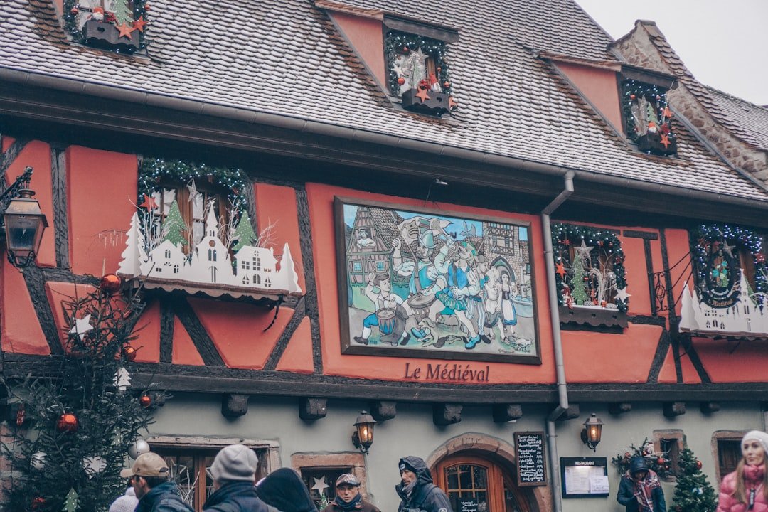 Rue de Kaysersberg décorée pour Noël en Alsace