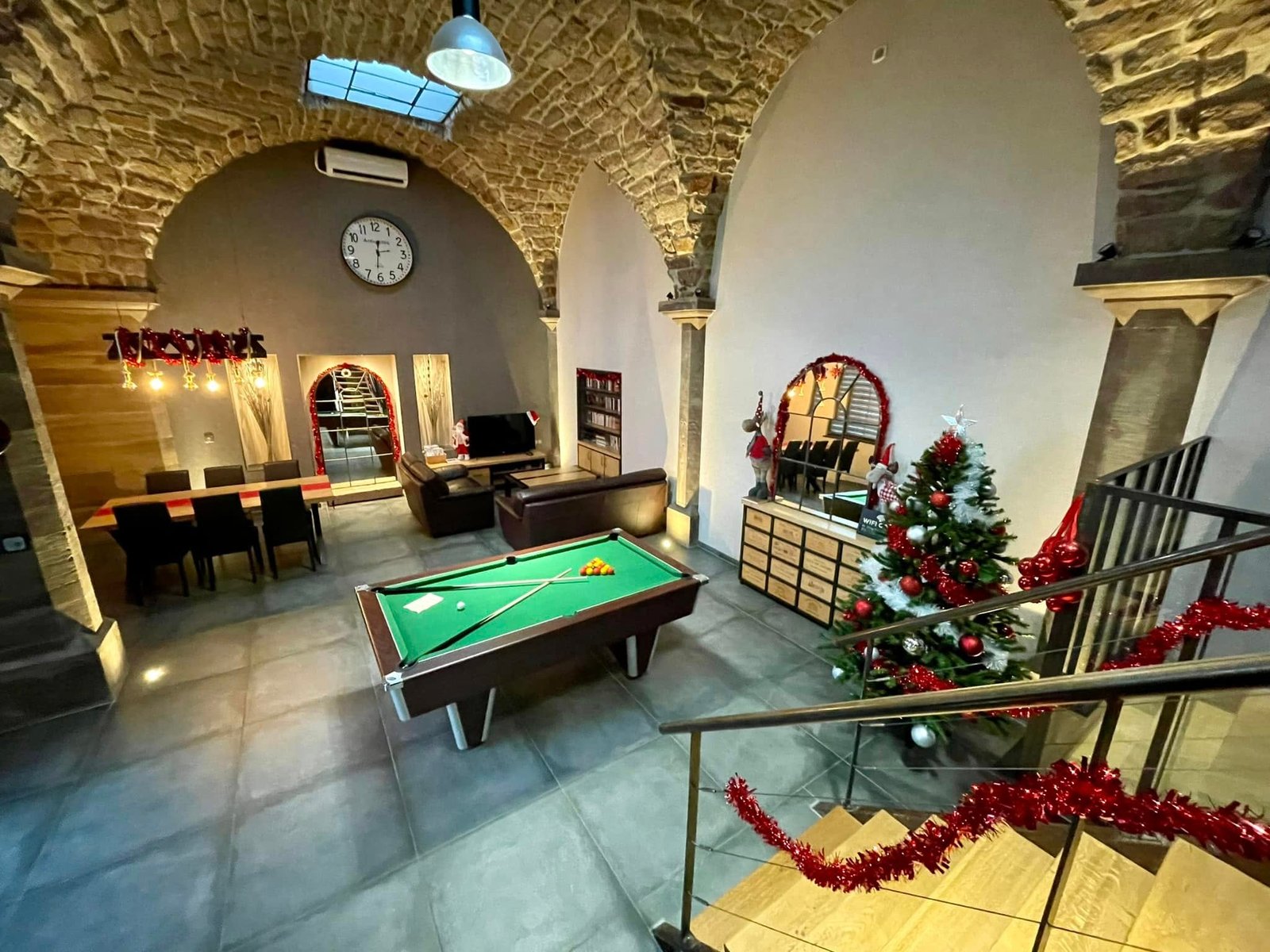 La Chapelle Industrielle décorée pour Noël à Issenheim, avec billard, sapin et voûtes en pierre
